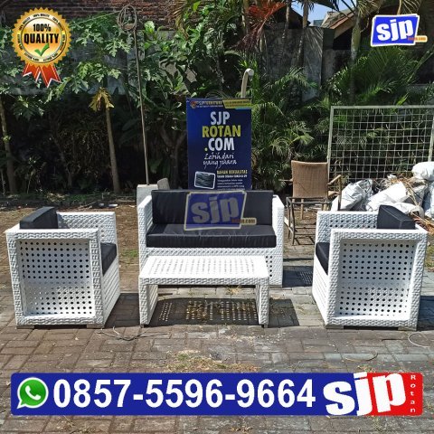 pengrajin sofa rotan sintetis anyaman mata ayam rangka besi kotak