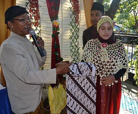 Tuju Bulanan Mitoni Ibu Santi