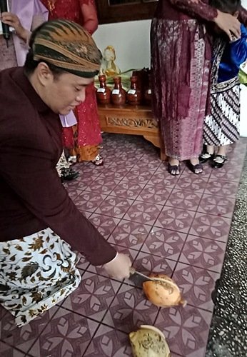 Tuju Bulanan Kehamilan Ibu Santi